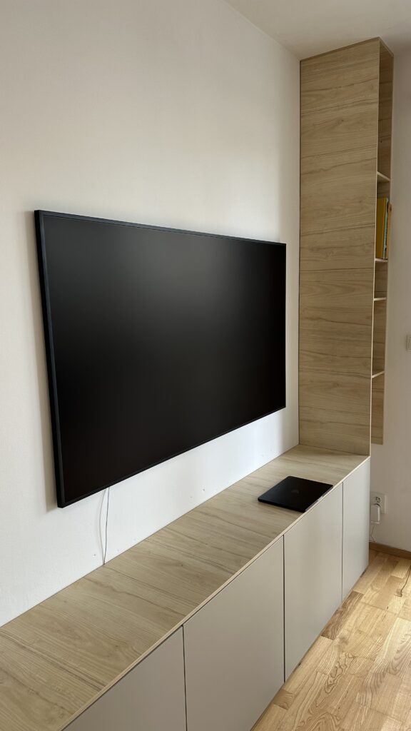 Sestavení skříněk a upevnění TV na zeď